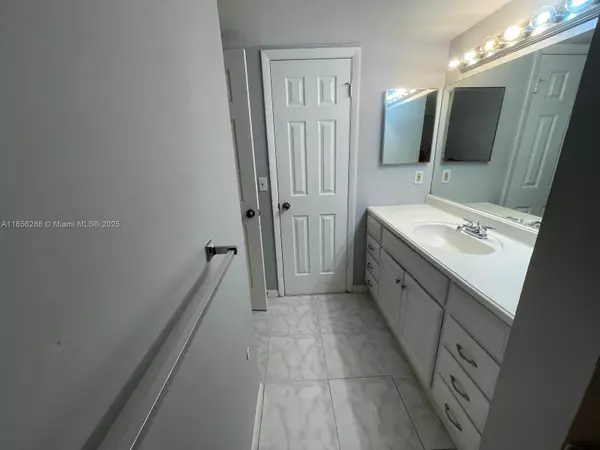 Plantation, FL 33324,10717 Cleary Blvd #207