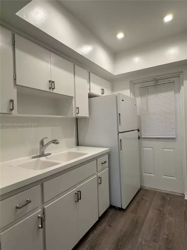 Hollywood, FL 33020,2822 Van Buren St #208