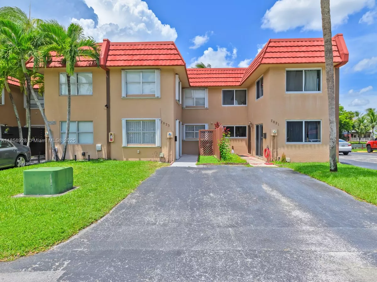 Hialeah, FL 33015,7023 NW 169th St #7023