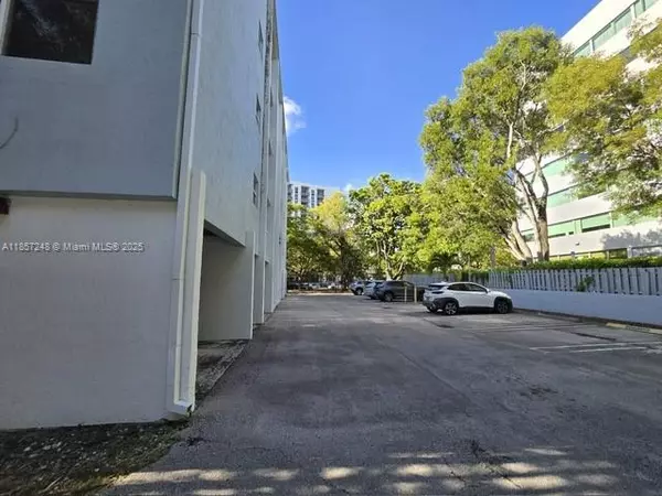 Miami, FL 33133,2920 SW 28th Ter #302