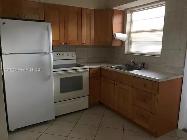 Oakland Park, FL 33334,893 NE 39th St #893