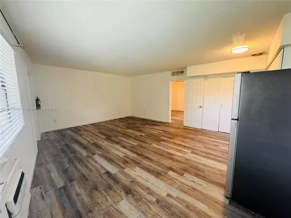 Miami, FL 33180,19121 NE 25th Ave #3