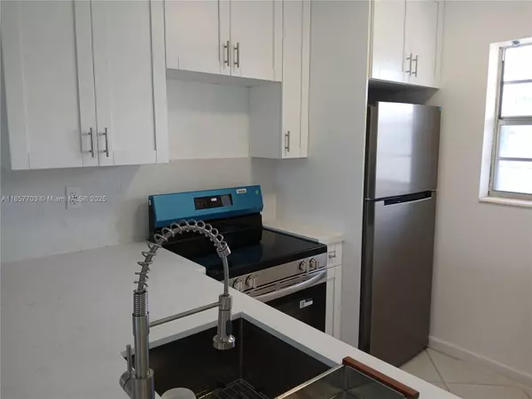 5181 W Oakland Park Blvd #305, Lauderdale Lakes, FL 33313