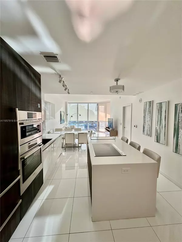 851 NE 1st Ave #1106, Miami, FL 33132