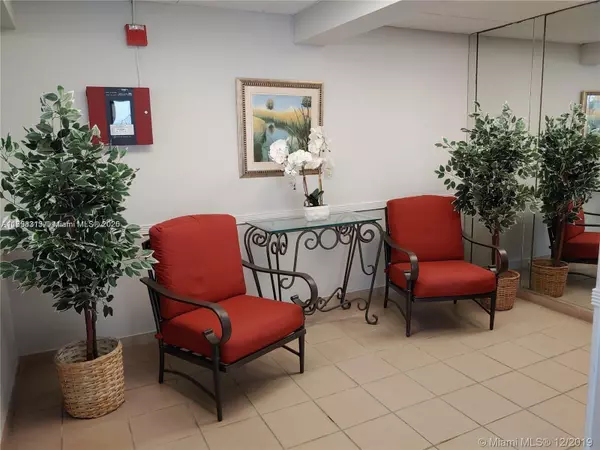 Miami Beach, FL 33141,6424 Collins Ave #A-404