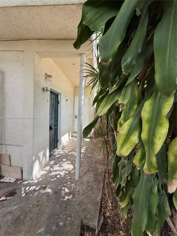 552 NW 1st St #1, Miami, FL 33128
