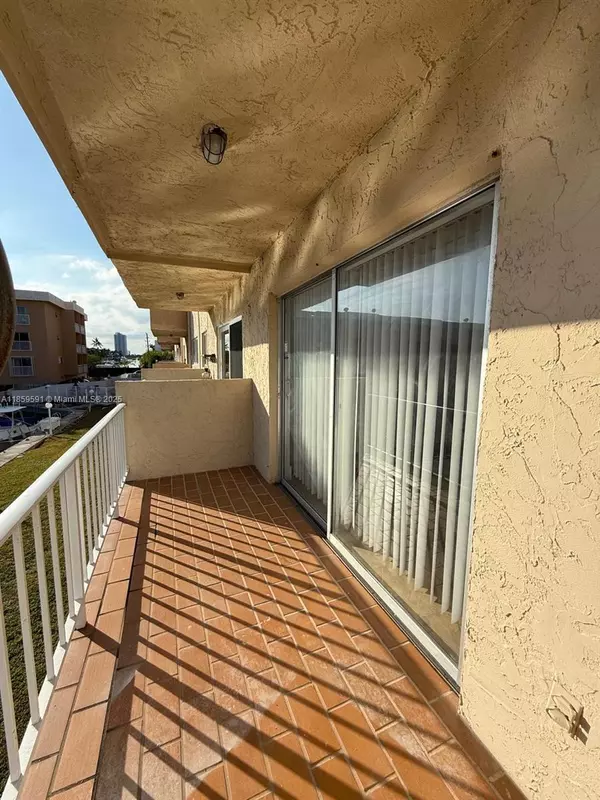 North Miami Beach, FL 33160,3522 NE 171 ST #201