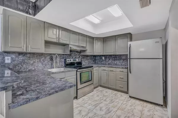 Tamarac, FL 33319,94 Pleasant Hill Ln