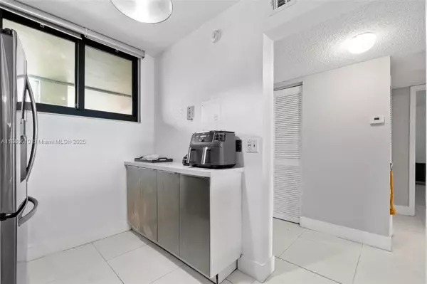 Oakland Park, FL 33309,109 Lake Emerald Dr #105