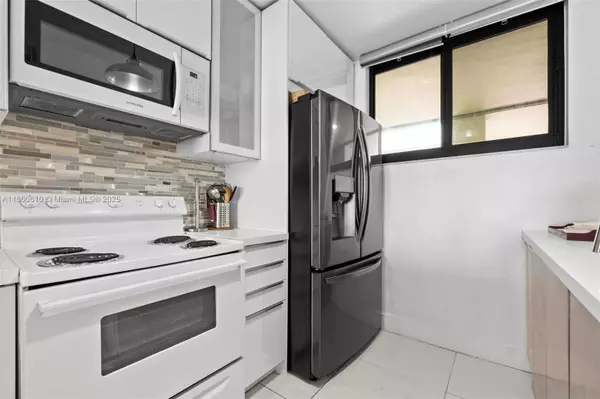 Oakland Park, FL 33309,109 Lake Emerald Dr #105