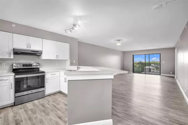 2112 S Cypress Bend Dr #802, Pompano Beach, FL 33069
