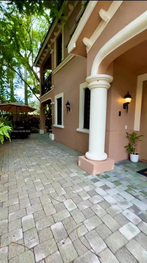 Weston, FL 33332,2787 Center Ct Dr #1-23