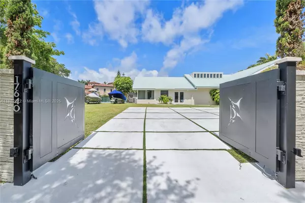 17640 Old Cutler Rd, Palmetto Bay, FL 33157