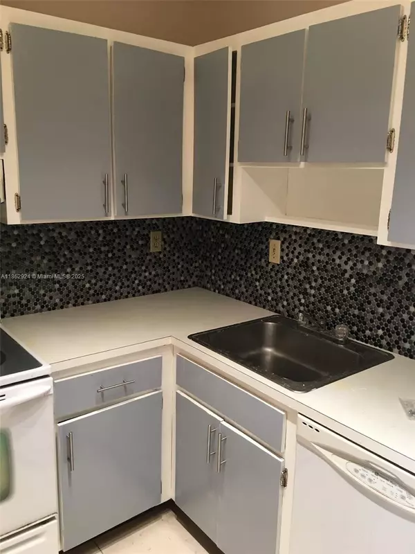 North Miami Beach, FL 33160,3582 NE 171st St #203