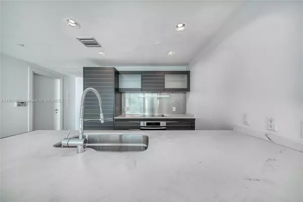 Miami, FL 33131,200 Biscayne Boulevard Way #4411