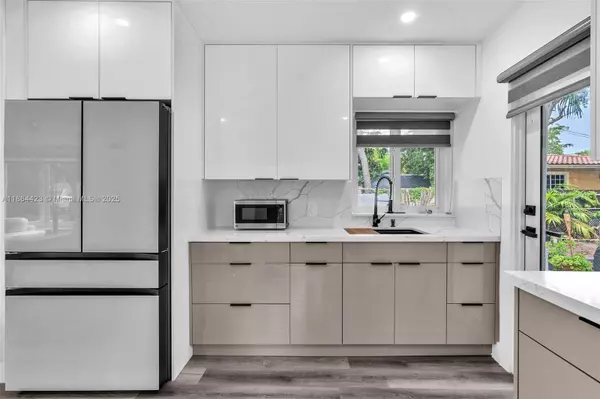 North Miami, FL 33161,886 NE 134th St