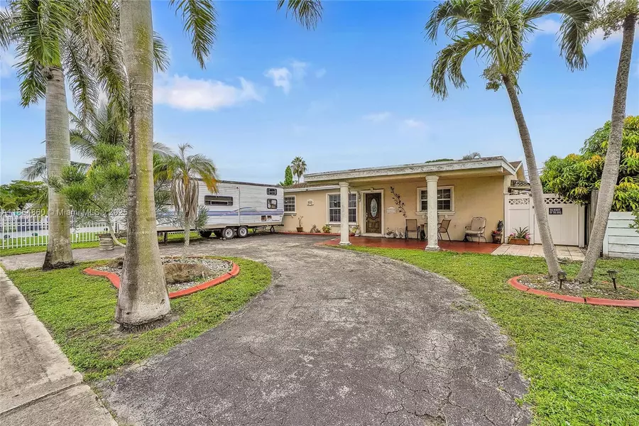 940 N 73rd Way, Hollywood, FL 33024