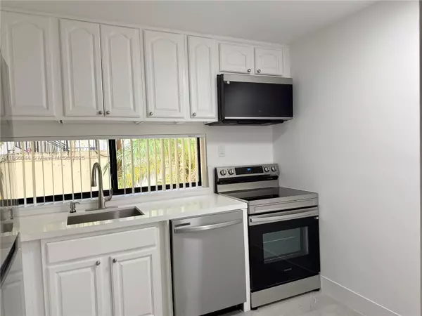 Sunny Isles Beach, FL 33160,16909 N Bay Rd #116