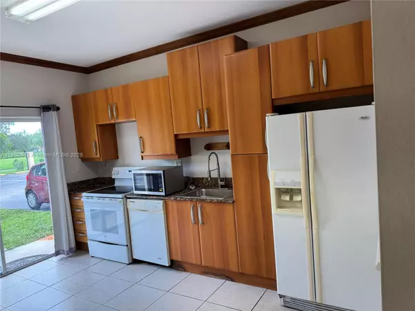 Hialeah, FL 33015,6922 NW 179th St #103-5