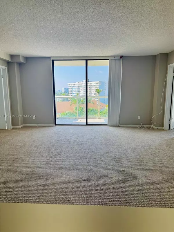 North Miami, FL 33181,13499 Biscayne Blvd #606