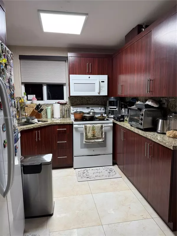 Miami, FL 33126,3889 NW 4th St #1