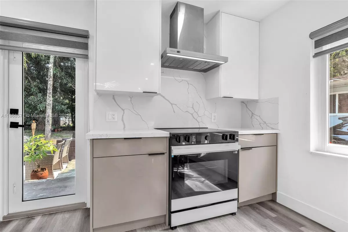 North Miami, FL 33161,886 NE 134th St