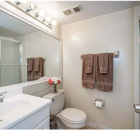 Oakland Park, FL 33309,212 Lake Pointe Dr #112
