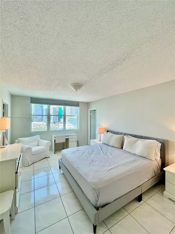 Miami, FL 33131,800 Claughton Island Dr #1701