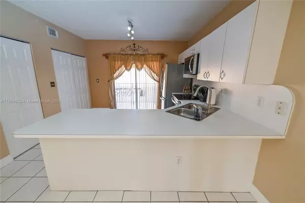 Hialeah Gardens, FL 33016,8390 NW 103rd St #205H