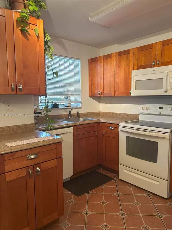 8897 Fontainebleau Blvd #103, Miami, FL 33172