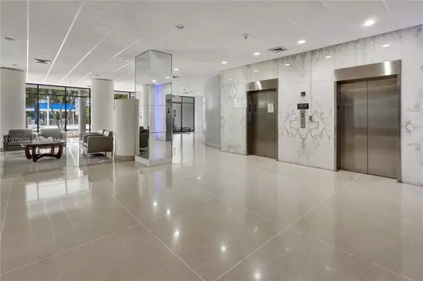 Aventura, FL 33180,20100 W Country Club Dr #1704