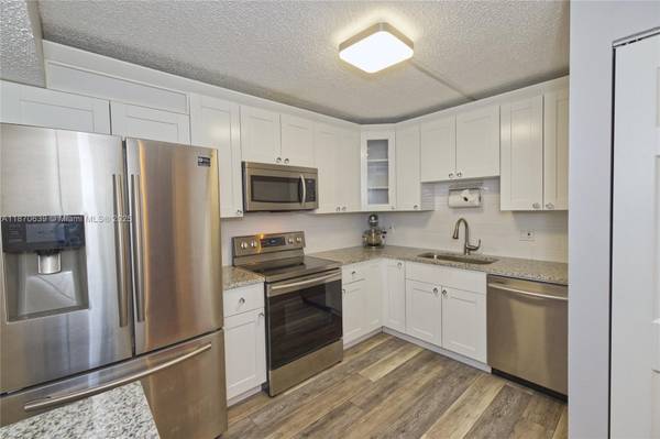 Miami, FL 33179,900 NE 195th St #703