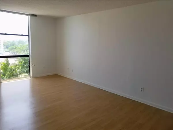 North Miami, FL 33181,13499 Biscayne Blvd #612