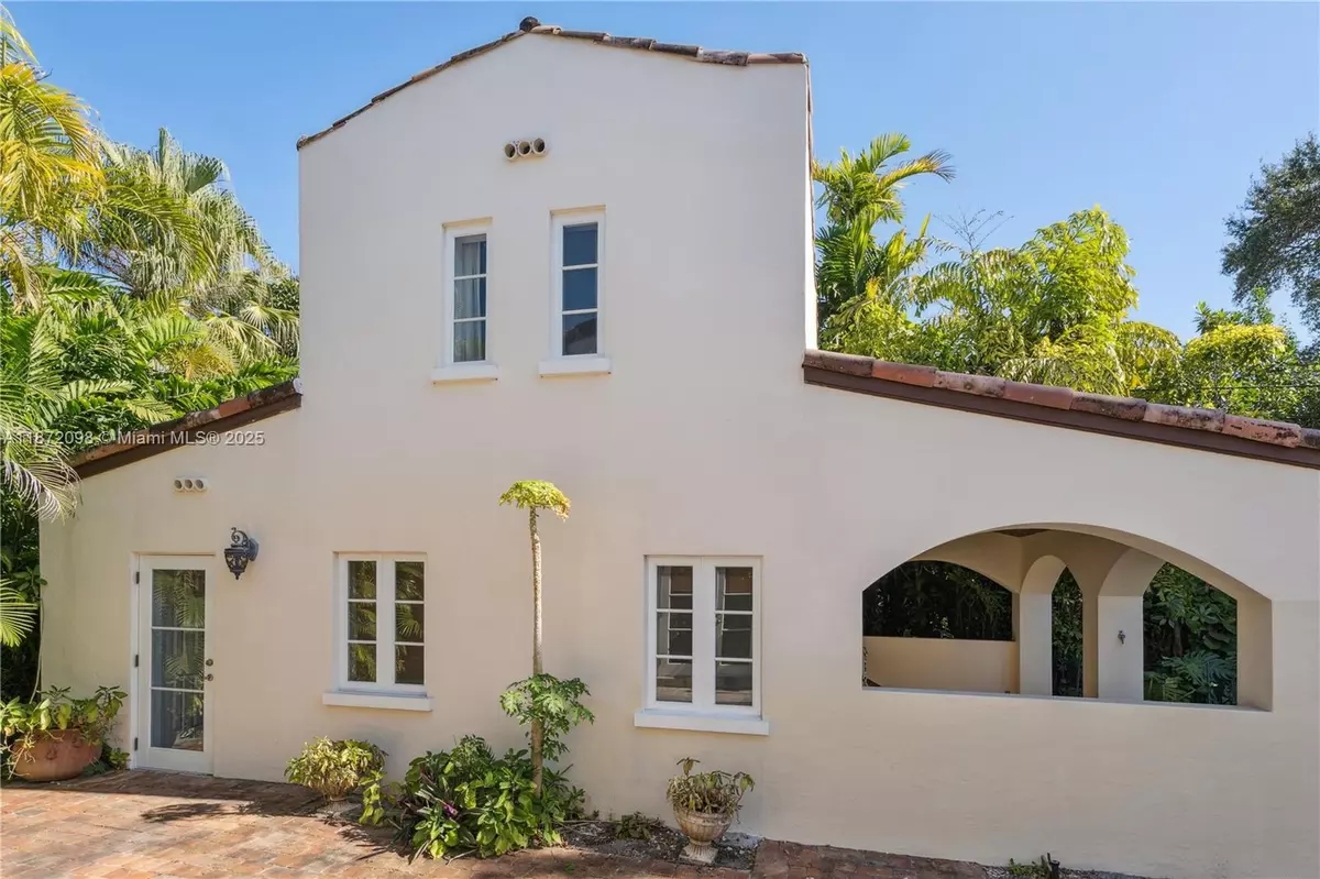 Coral Gables, FL 33134,2421 San Domingo St #guest house