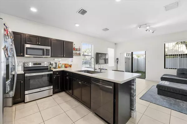 Hialeah, FL 33018,9287 W 33rd Ln