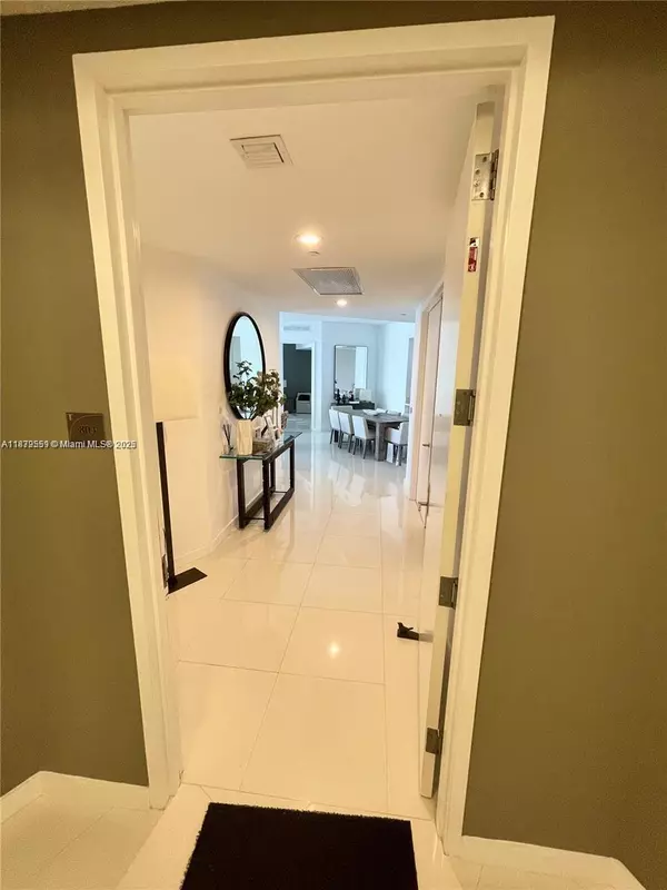 Sunny Isles Beach, FL 33160,15811 Collins Ave #803
