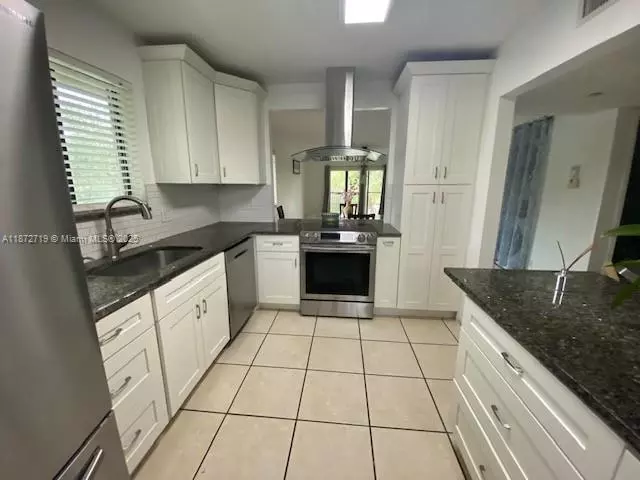 Weston, FL 33326,437 Lakeview Dr #201