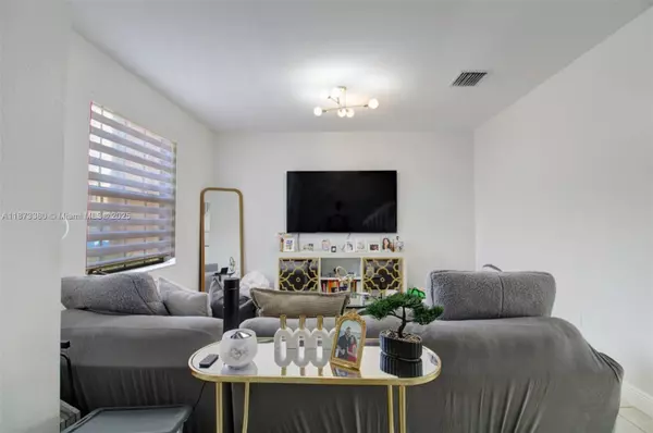 Hialeah, FL 33018,8936 W 35th Ln