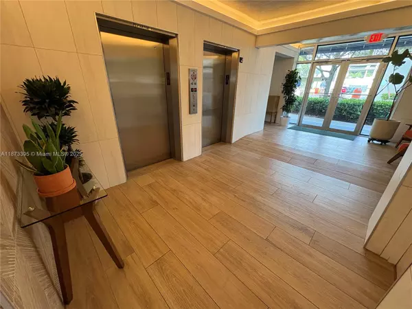 Miami Beach, FL 33139,1331 Lincoln Rd #402