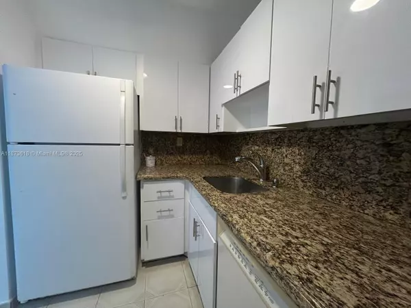 Miami Beach, FL 33140,2899 Collins Ave #1121