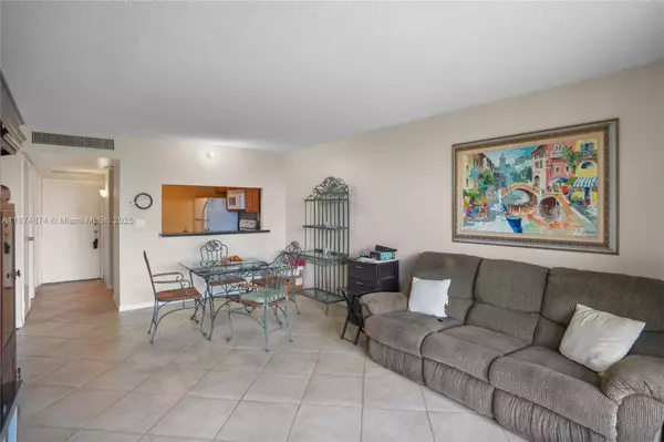 Aventura, FL 33180,20400 W Country Club Dr #416
