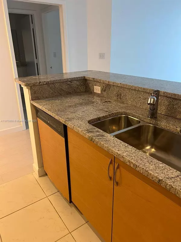 Aventura, FL 33180,2775 NE 187th St #310