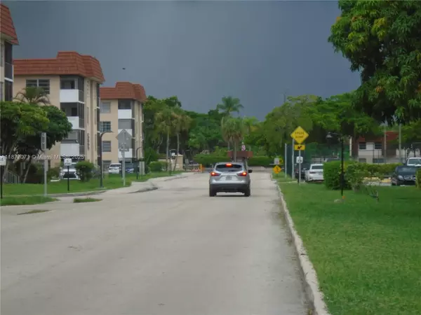 Lauderhill, FL 33319,4174 Inverrary Dr #303