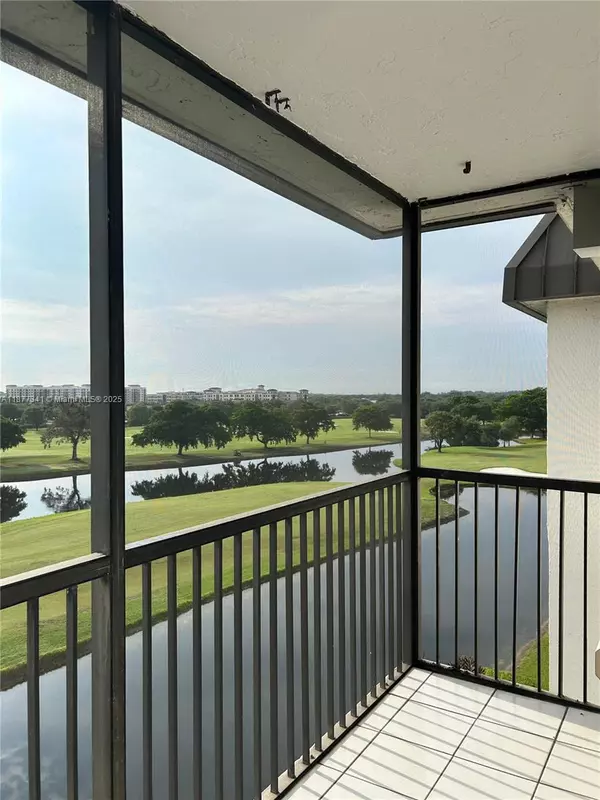 Davie, FL 33328,3100 W Rolling Hills Cir #702