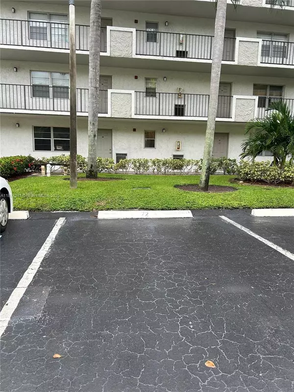 Davie, FL 33328,3100 W Rolling Hills Cir #702