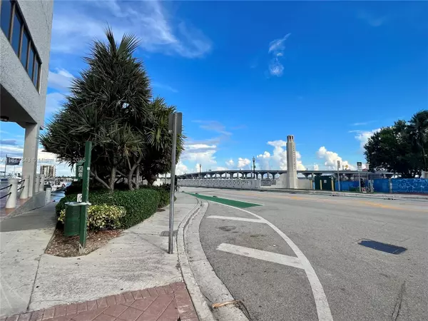 Miami, FL 33132,555 NE 15th St #15G