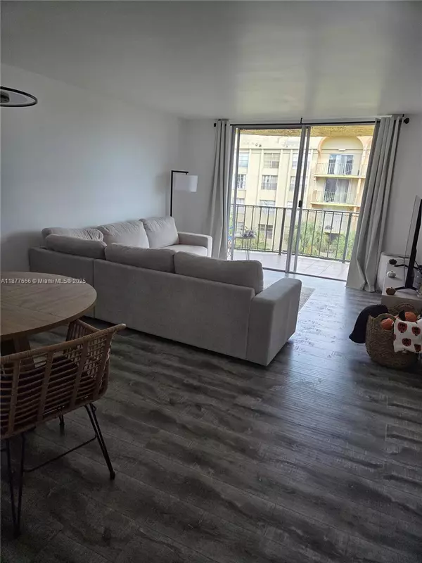 Miami, FL 33172,9320 Fontainebleau Blvd #513