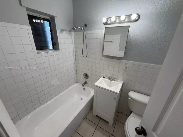 Hallandale Beach, FL 33009,817 NW 10th St #3