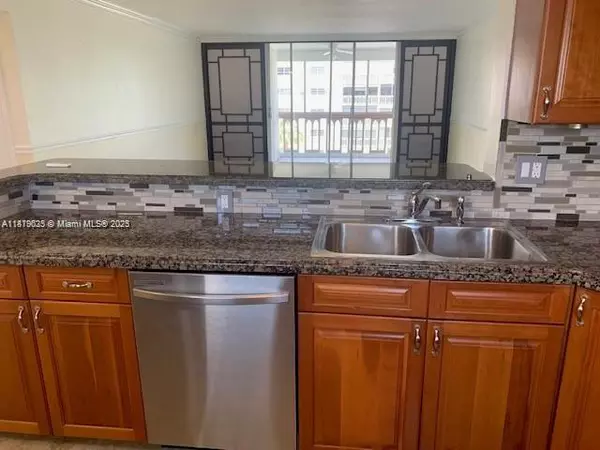 Hallandale Beach, FL 33009,901 NE 14th Ave #407