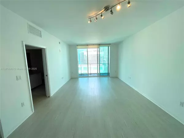 Miami, FL 33131,950 Brickell Bay Dr #3902